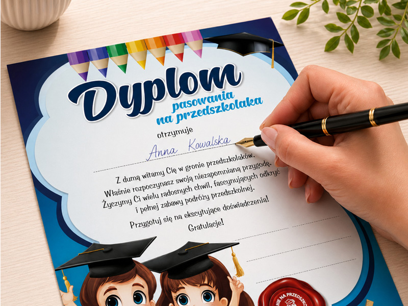 Ręczne wypisywanie dyplomów jest czasochłonne Ręczne wypisywanie dyplomów dla całej grupy